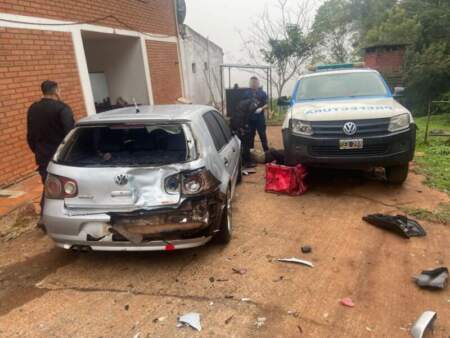 Perdió el control de la moto, ingresó al predio de Prefectura y chocó dos vehículos en Candelaria imagen-11