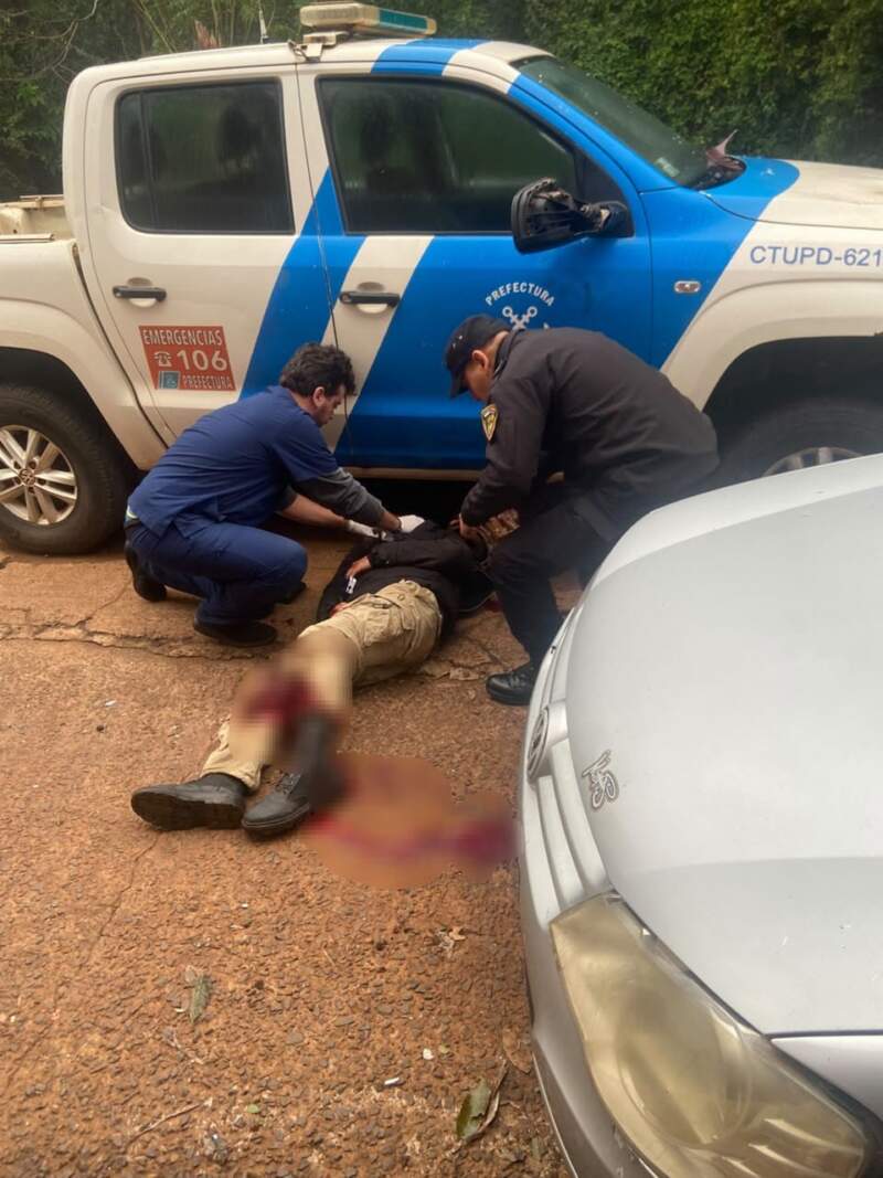 Perdió el control de la moto, ingresó al predio de Prefectura y chocó dos vehículos en Candelaria 3 Perdió el control de la moto, ingresó al predio de Prefectura y chocó dos vehículos en Candelaria imagen-2