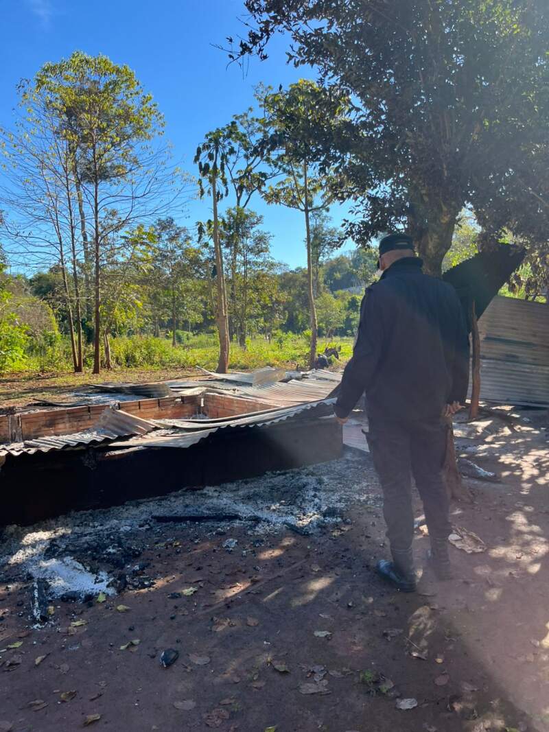 Un incendio arrasó con una casa y afectó otra vivienda en Puerto Iguazú imagen-4