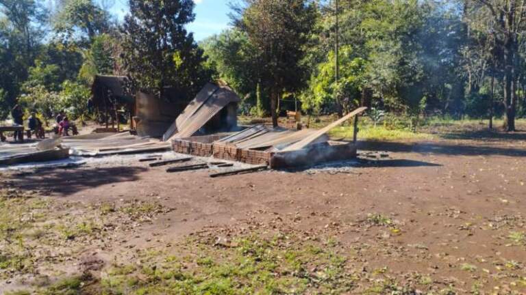 Un incendio arrasó con una casa y afectó otra vivienda en Puerto Iguazú Un incendio arrasó con una casa y afectó otra vivienda en Puerto Iguazú imagen-6