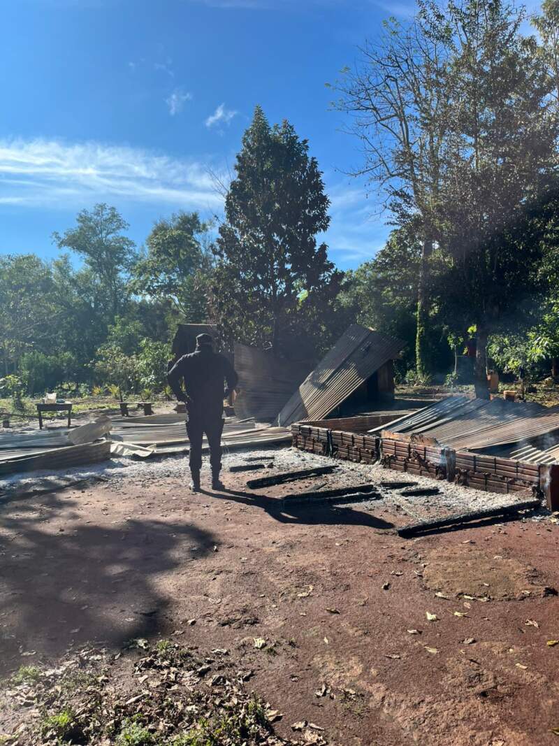 Un incendio arrasó con una casa y afectó otra vivienda en Puerto Iguazú imagen-2