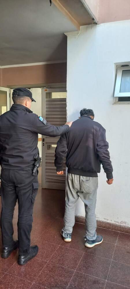 Intentó robar una motocicleta a punta de cuchillo y terminó detenido tras una persecución policial en Posadas Intentó robar una motocicleta a punta de cuchillo y terminó detenido tras una persecución policial en Posadas imagen-5