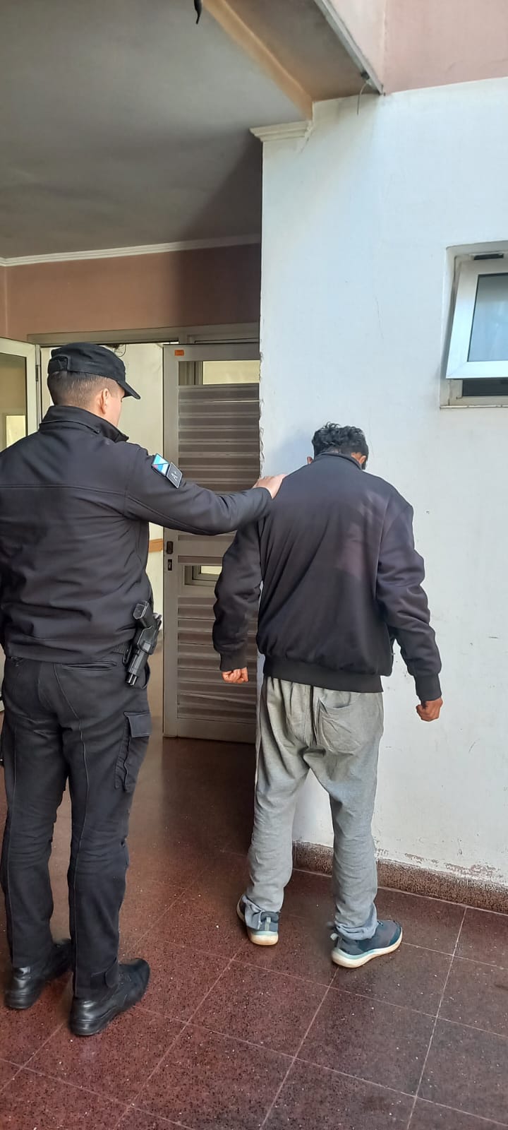 Intentó robar una motocicleta a punta de cuchillo y terminó detenido tras una persecución policial en Posadas imagen-13