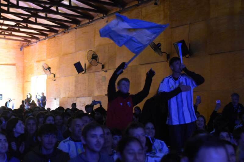 En Alem, la pasión por la Selección reunió a casi mil hinchas en el Cine Teatro 3 En Alem, la pasión por la Selección reunió a casi mil hinchas en el Cine Teatro imagen-2