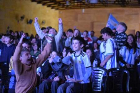 En Alem, la pasión por la Selección reunió a casi mil hinchas en el Cine Teatro imagen-11
