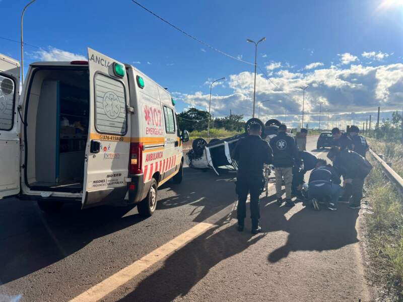 Una mujer resultó herida tras el despiste y vuelco de una camioneta en Garupá imagen-2