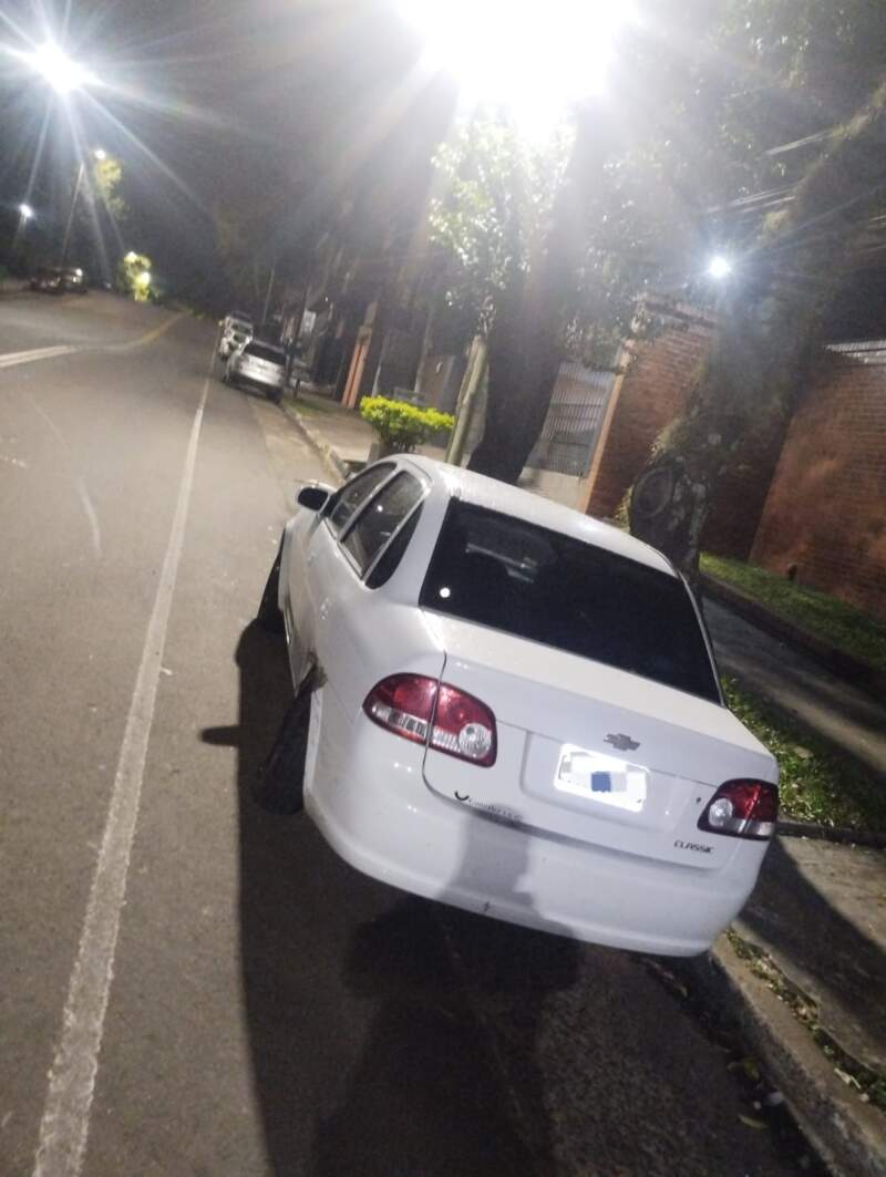 Intentaron remolcar el auto con el que chocaron y terminaron abandonándolo en Posadas imagen-4