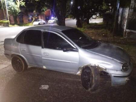 Intentaron remolcar el auto con el que chocaron y terminaron abandonándolo en Posadas imagen-11
