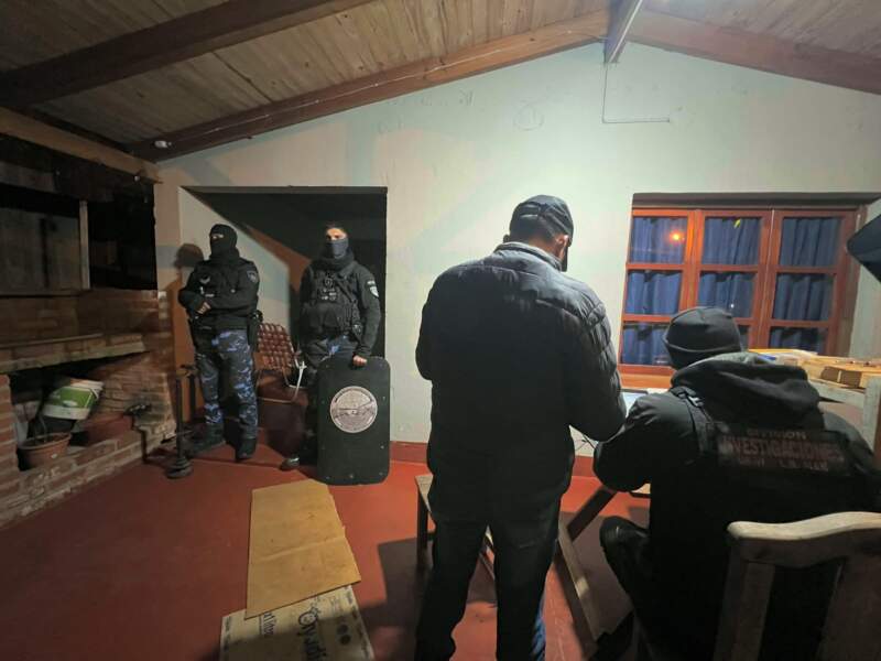 En pocas horas la Policía capturó a dos integrantes de una banda y recuperó $14 millones robados en Cerro Azul 3 En pocas horas la Policía capturó a dos integrantes de una banda y recuperó $14 millones robados en Cerro Azul imagen-2