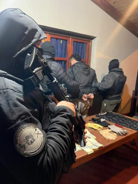 En pocas horas la Policía capturó a dos integrantes de una banda y recuperó $14 millones robados en Cerro Azul imagen-7