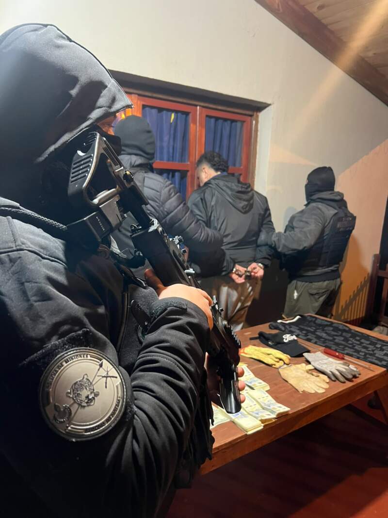 En pocas horas la Policía capturó a dos integrantes de una banda y recuperó $14 millones robados en Cerro Azul imagen-8
