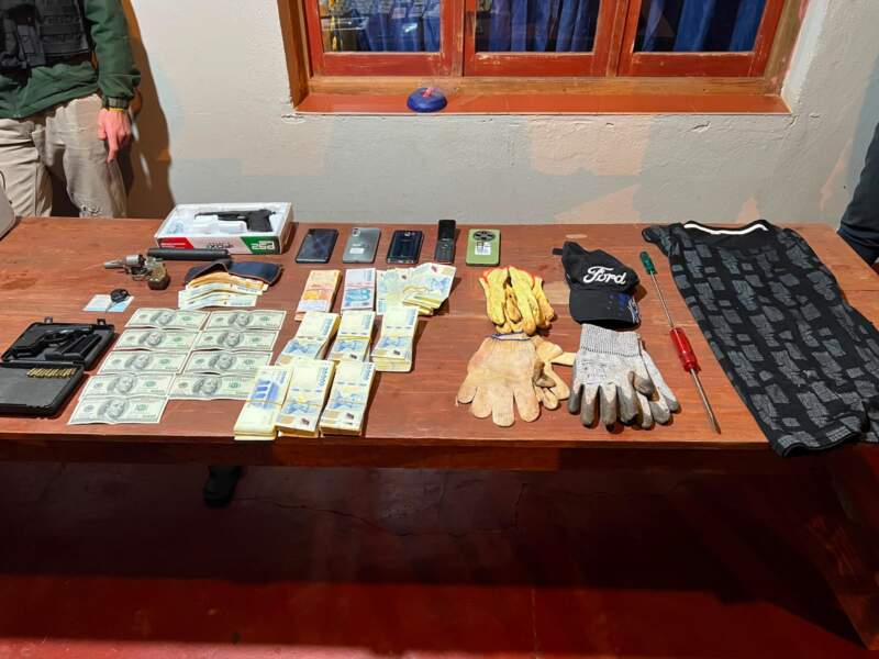 En pocas horas la Policía capturó a dos integrantes de una banda y recuperó $14 millones robados en Cerro Azul 9 En pocas horas la Policía capturó a dos integrantes de una banda y recuperó $14 millones robados en Cerro Azul imagen-8