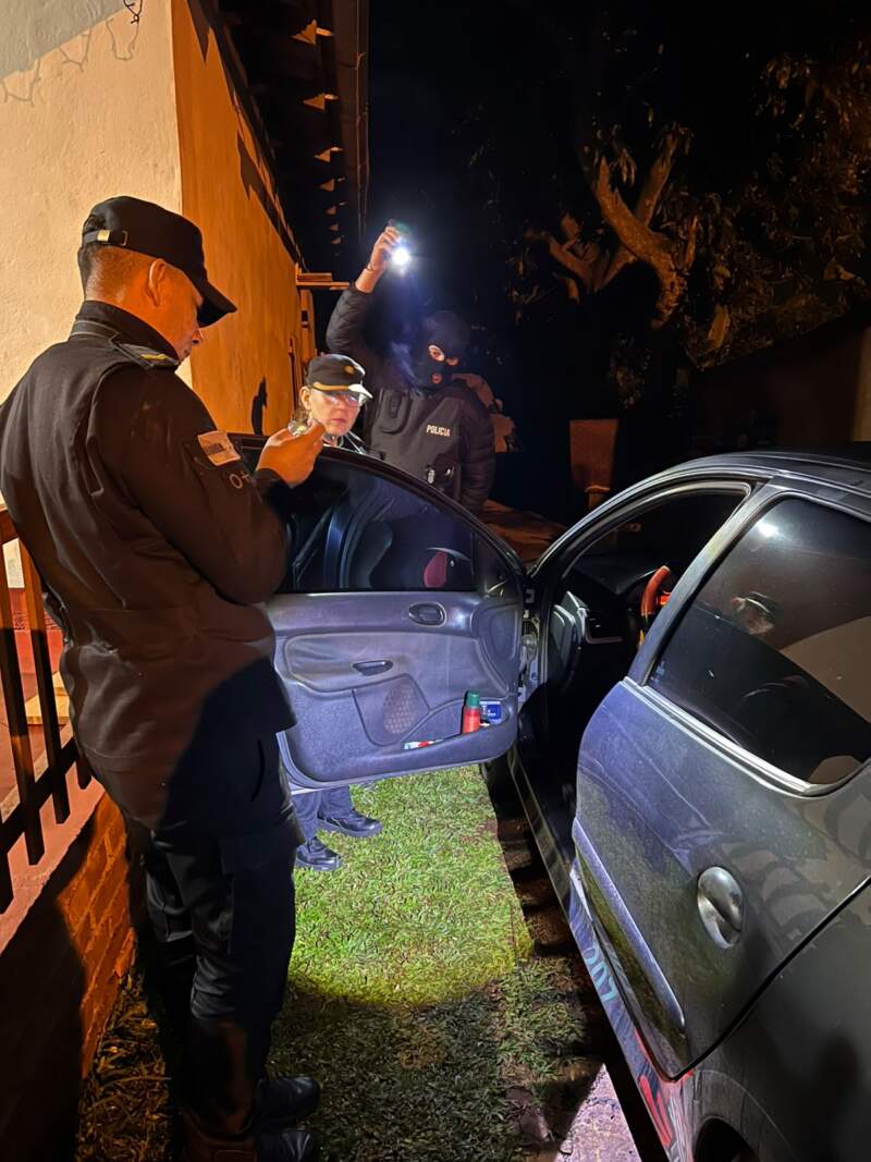 En pocas horas la Policía capturó a dos integrantes de una banda y recuperó $14 millones robados en Cerro Azul 7 En pocas horas la Policía capturó a dos integrantes de una banda y recuperó $14 millones robados en Cerro Azul imagen-6