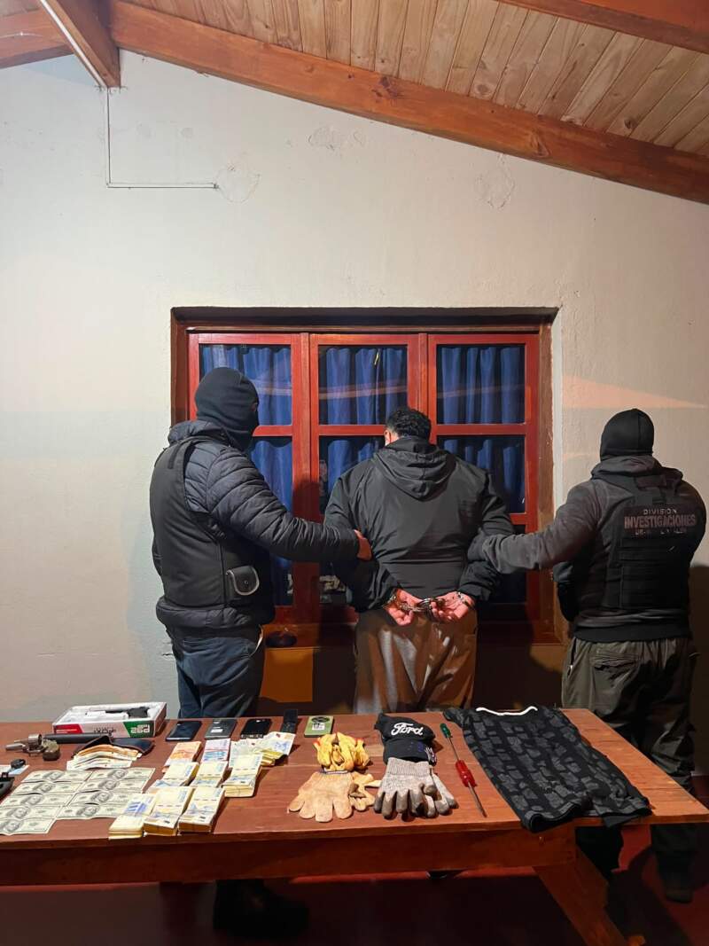 En pocas horas la Policía capturó a dos integrantes de una banda y recuperó $14 millones robados en Cerro Azul 13 En pocas horas la Policía capturó a dos integrantes de una banda y recuperó $14 millones robados en Cerro Azul imagen-12