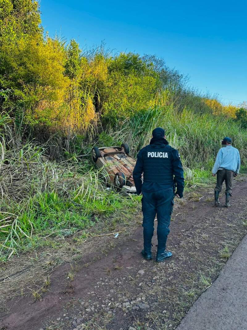 Perdió el control del auto y terminó volcado al costado de la ruta en El Soberbio imagen-8