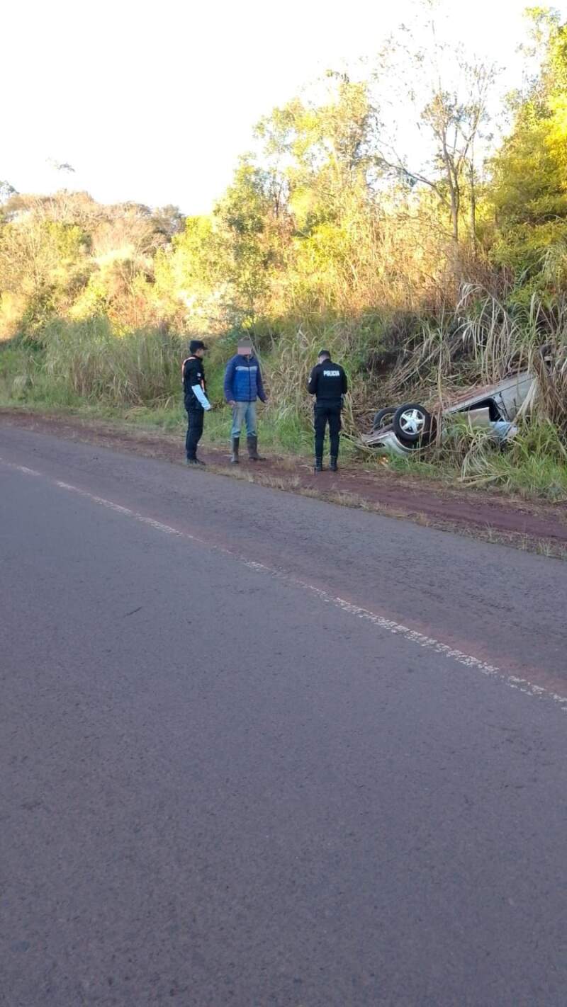 Perdió el control del auto y terminó volcado al costado de la ruta en El Soberbio imagen-2