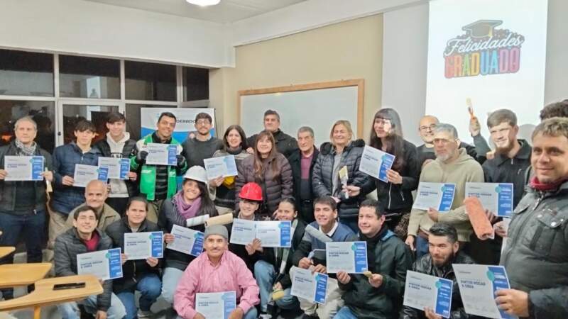 Posadas: más de 35 egresados recibieron certificados del curso de Pintura en Obra con prácticas en el CAPS de Miguel Lanús imagen-8