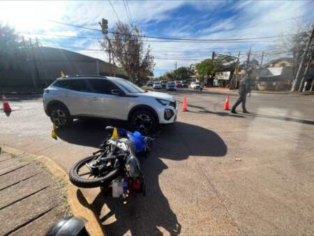 Dos motociclistas resultaron lesionados tras una colisión en Posadas imagen-11