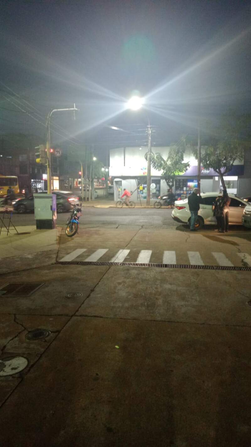 Una mujer resultó lesionada tras el choque entre un auto y una moto en Posadas imagen-4