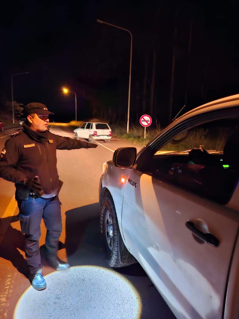 La Policía despliega grupos especiales tras un enfrentamiento con delincuentes que habrían secuestrado a un hombre en Bernardo de Irigoyen imagen-12