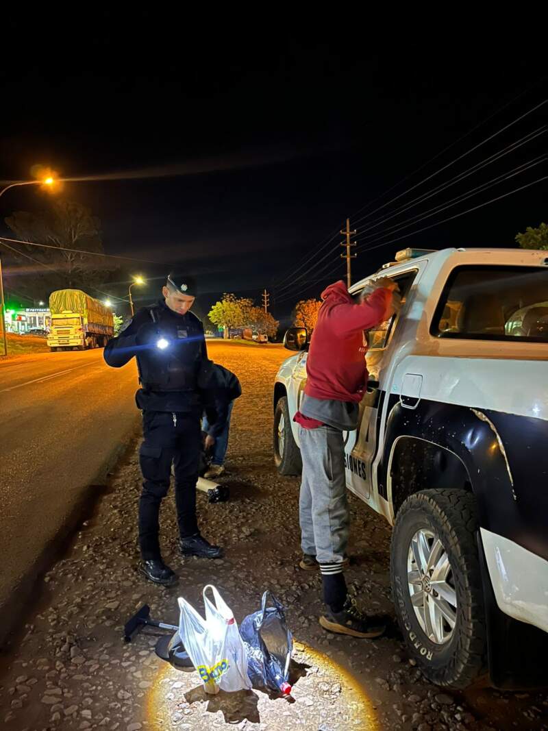 La Policía despliega grupos especiales tras un enfrentamiento con delincuentes que habrían secuestrado a un hombre en Bernardo de Irigoyen imagen-10