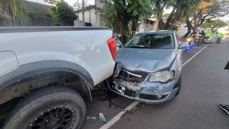 Perdió el control de su auto y chocó contra una camioneta estacionada en pleno centro de Posadas imagen-12