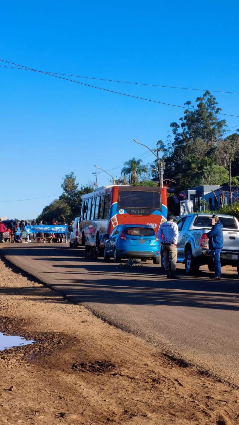 Padres autoconvocados realizan un corte sobre la Ruta Provincial 17 en reclamo por la designación de docentes imagen-12