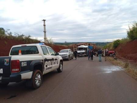 Escapó tras amenazar a su expareja, robó una camioneta y murió tras embestir un camión detenido en Tres Capones: otras dos personas fallecieron y una permanece grave imagen-15