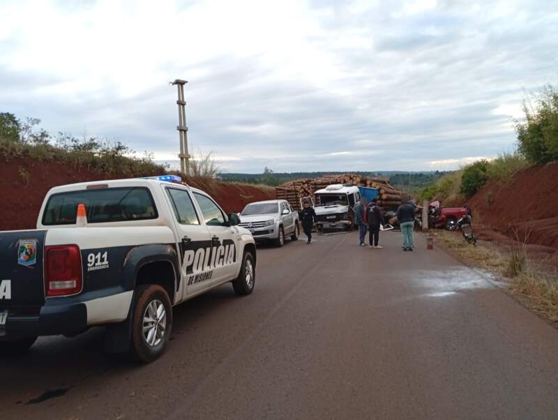 Escapó tras amenazar a su expareja, robó una camioneta y murió tras embestir un camión detenido en Tres Capones: otras dos personas fallecieron y una permanece grave imagen-16