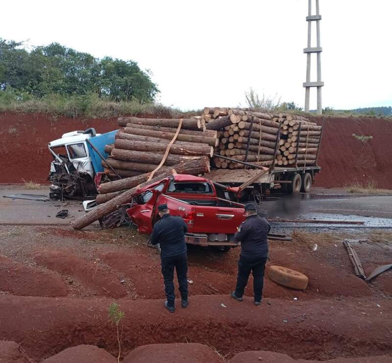 Escapó tras amenazar a su expareja, robó una camioneta y murió tras embestir un camión detenido en Tres Capones: otras dos personas fallecieron y una permanece grave imagen-2