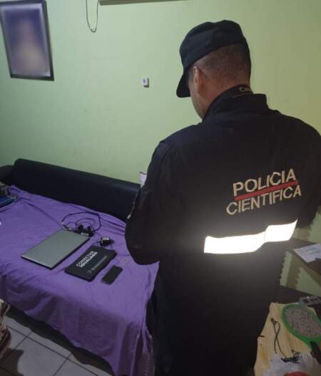 Copió los datos de la tarjeta de crédito de una colega para hacer compras online: la Policía la identificó y allanó su vivienda imagen-4