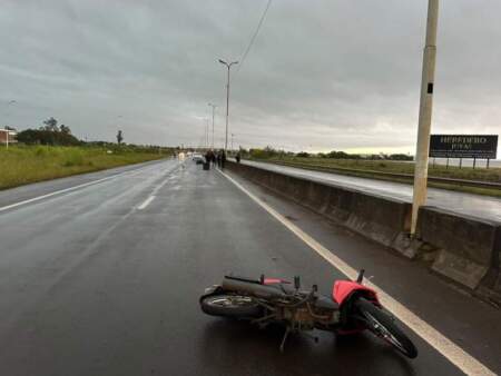 Dos jóvenes fallecieron tras un despiste en motocicleta en el Acceso Sur imagen-13