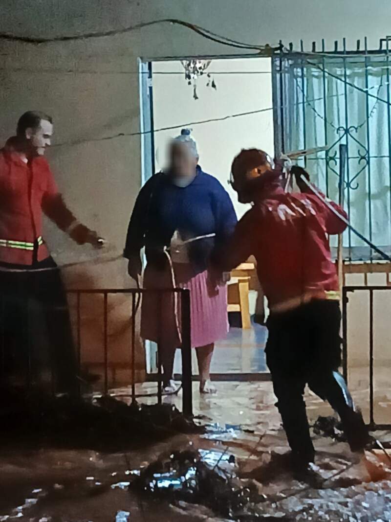 Temporal en Oberá: rescataron a una mujer, evacuaron familias y asistieron a vecinos afectados por las inundaciones imagen-10