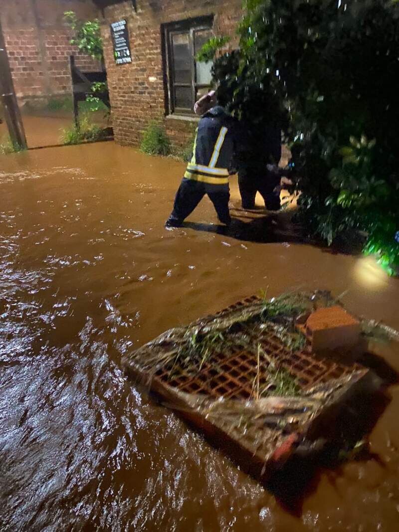 Temporal en Oberá: rescataron a una mujer, evacuaron familias y asistieron a vecinos afectados por las inundaciones imagen-2