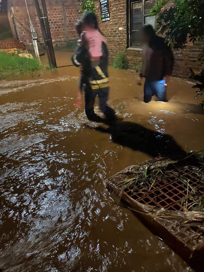 Temporal en Oberá: rescataron a una mujer, evacuaron familias y asistieron a vecinos afectados por las inundaciones imagen-6