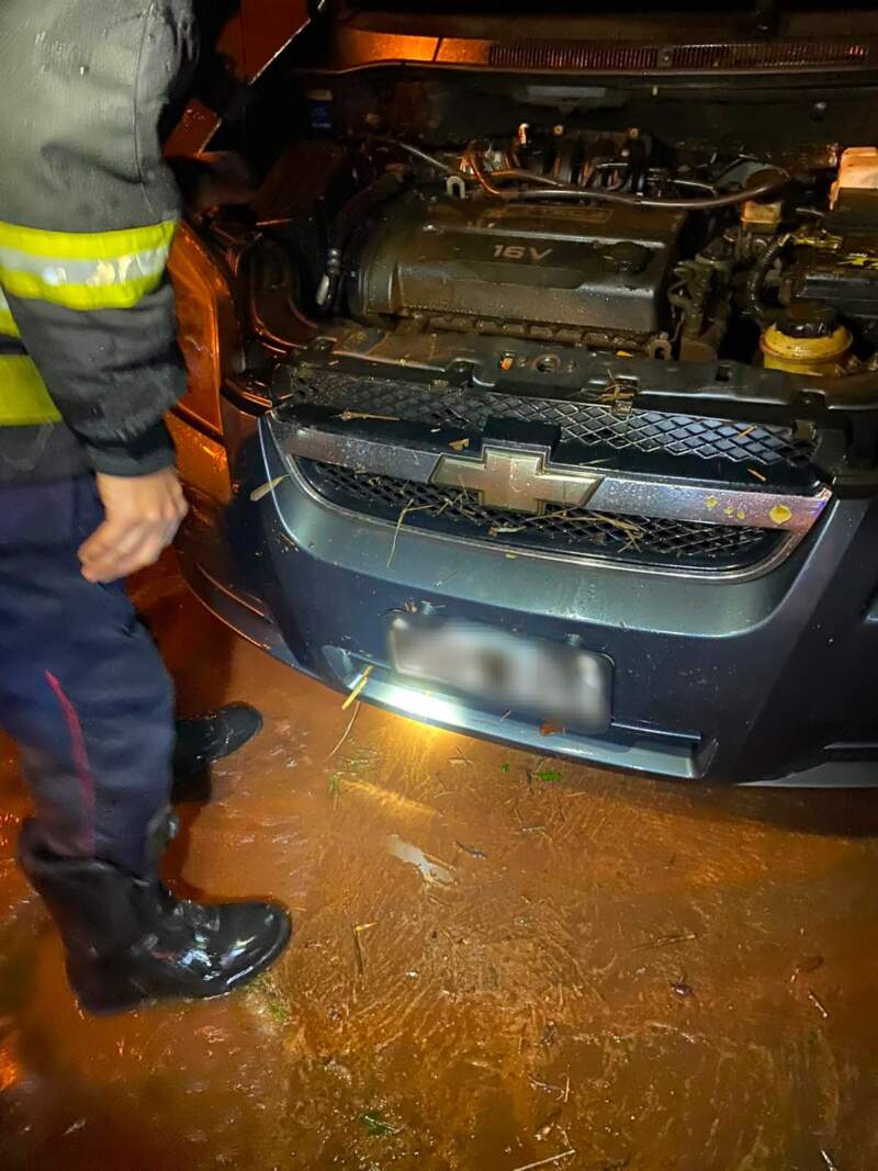 Temporal en Oberá: rescataron a una mujer, evacuaron familias y asistieron a vecinos afectados por las inundaciones imagen-8