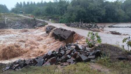 La Policía cerró preventivamente el puente sobre el arroyo Yabebiry para evitar riesgos por el temporal imagen-9