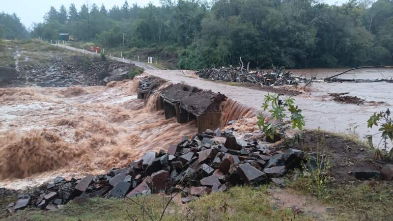 La Policía cerró preventivamente el puente sobre el arroyo Yabebiry para evitar riesgos por el temporal imagen-10
