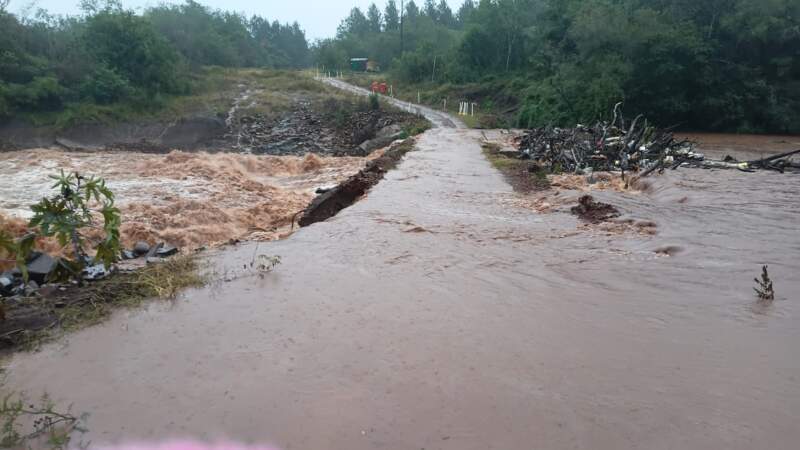 La Policía cerró preventivamente el puente sobre el arroyo Yabebiry para evitar riesgos por el temporal imagen-2