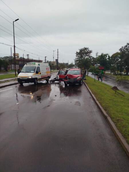 Choque entre dos autos y una motocicleta en Posadas imagen-5