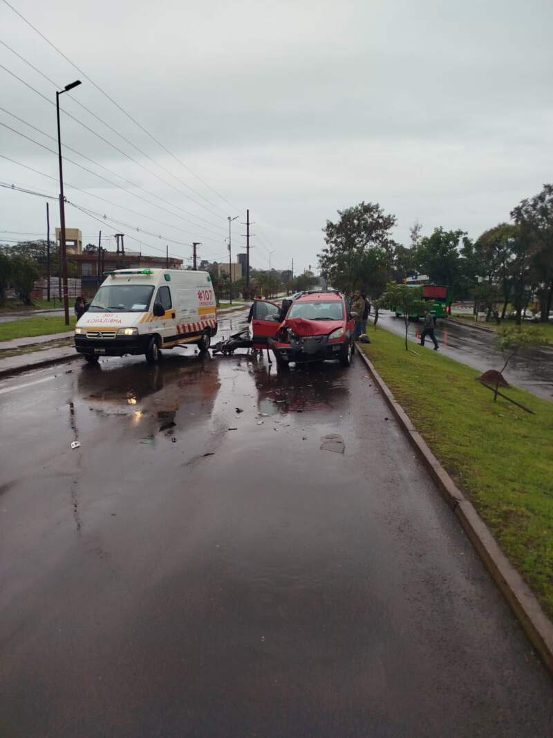 Choque entre dos autos y una motocicleta en Posadas imagen-51