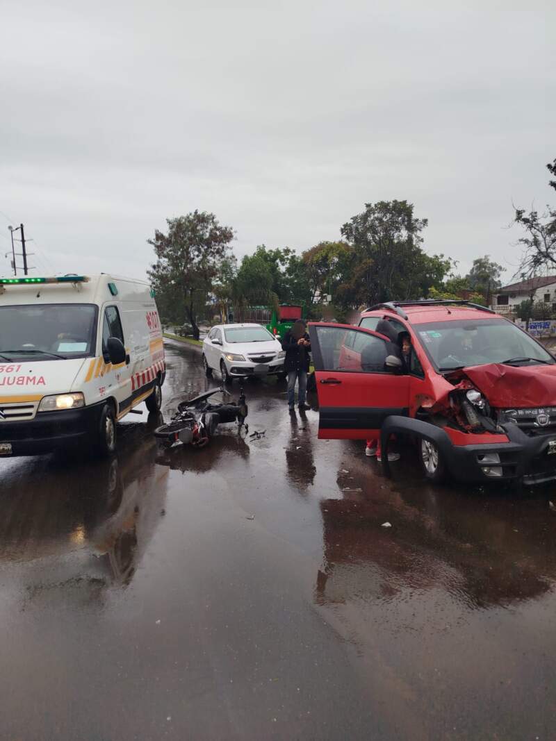 Choque entre dos autos y una motocicleta en Posadas imagen-2