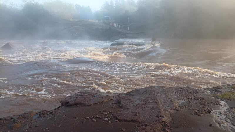 El puente provisorio sobre el arroyo Yabebiry continúa clausurado por el desborde del cauce imagen-12