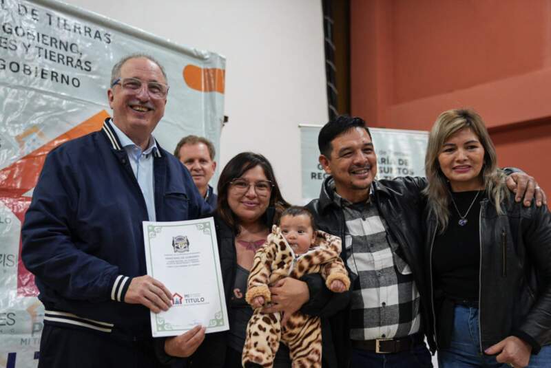Puerto Iguazú: "Podemos tener aciertos y errores pero siempre vamos a seguir la huella de la gente", aseguró Passalacqua en la entrega de títulos de propiedad imagen-9