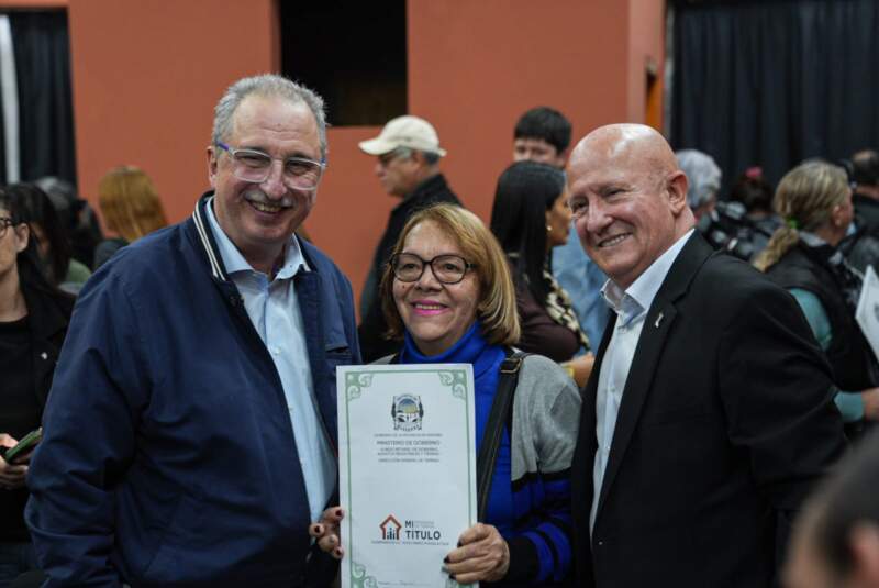 Puerto Iguazú: "Podemos tener aciertos y errores pero siempre vamos a seguir la huella de la gente", aseguró Passalacqua en la entrega de títulos de propiedad 3 Puerto Iguazú: "Podemos tener aciertos y errores pero siempre vamos a seguir la huella de la gente", aseguró Passalacqua en la entrega de títulos de propiedad imagen-2