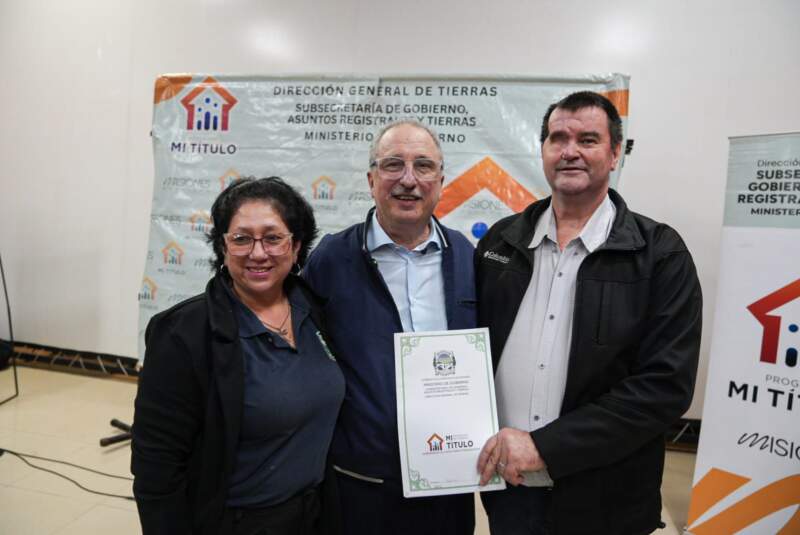 Puerto Iguazú: "Podemos tener aciertos y errores pero siempre vamos a seguir la huella de la gente", aseguró Passalacqua en la entrega de títulos de propiedad 5 Puerto Iguazú: "Podemos tener aciertos y errores pero siempre vamos a seguir la huella de la gente", aseguró Passalacqua en la entrega de títulos de propiedad imagen-4