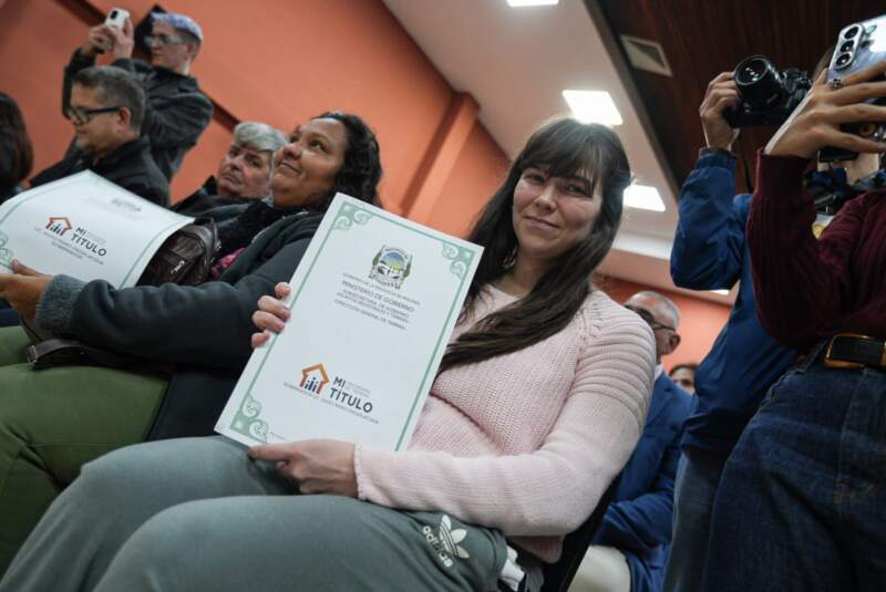 Puerto Iguazú: "Podemos tener aciertos y errores pero siempre vamos a seguir la huella de la gente", aseguró Passalacqua en la entrega de títulos de propiedad 11 Puerto Iguazú: "Podemos tener aciertos y errores pero siempre vamos a seguir la huella de la gente", aseguró Passalacqua en la entrega de títulos de propiedad imagen-10