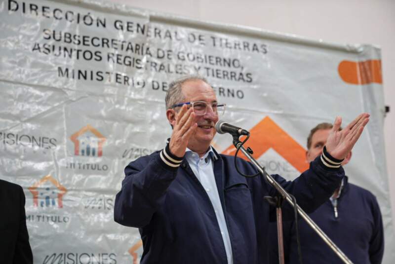 Puerto Iguazú: "Podemos tener aciertos y errores pero siempre vamos a seguir la huella de la gente", aseguró Passalacqua en la entrega de títulos de propiedad 9 Puerto Iguazú: "Podemos tener aciertos y errores pero siempre vamos a seguir la huella de la gente", aseguró Passalacqua en la entrega de títulos de propiedad imagen-8