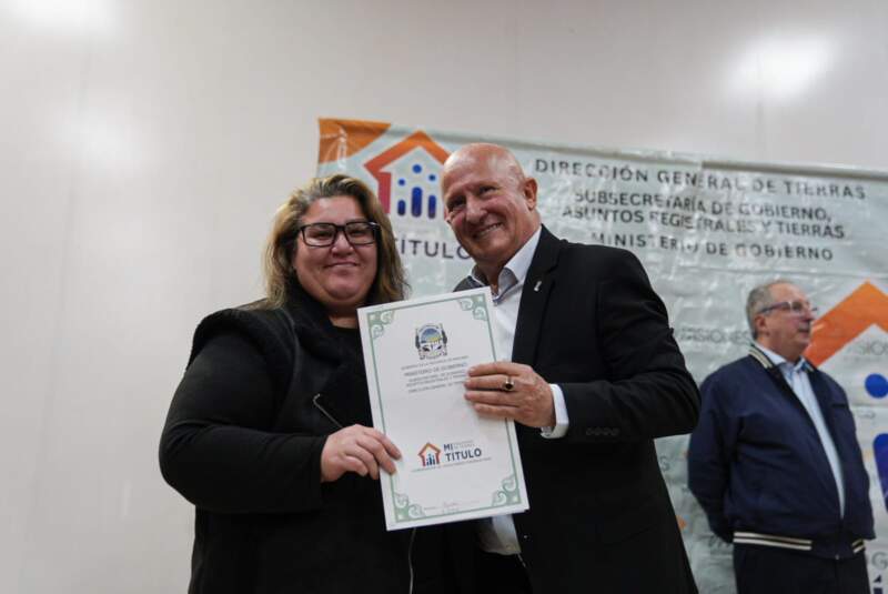 Puerto Iguazú: "Podemos tener aciertos y errores pero siempre vamos a seguir la huella de la gente", aseguró Passalacqua en la entrega de títulos de propiedad 15 Puerto Iguazú: "Podemos tener aciertos y errores pero siempre vamos a seguir la huella de la gente", aseguró Passalacqua en la entrega de títulos de propiedad imagen-14