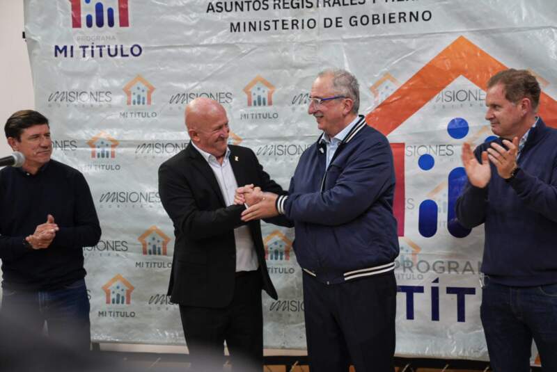 Puerto Iguazú: "Podemos tener aciertos y errores pero siempre vamos a seguir la huella de la gente", aseguró Passalacqua en la entrega de títulos de propiedad 17 Puerto Iguazú: "Podemos tener aciertos y errores pero siempre vamos a seguir la huella de la gente", aseguró Passalacqua en la entrega de títulos de propiedad imagen-16